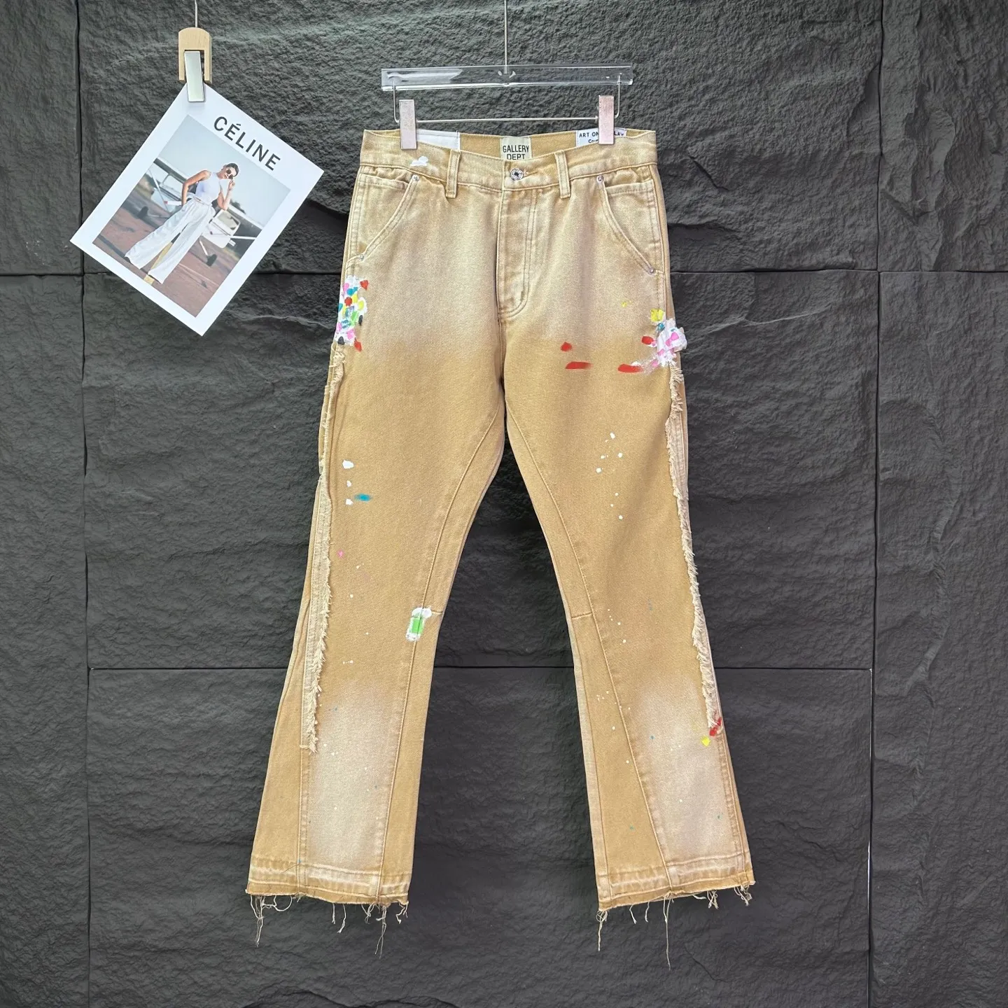 P250 GALLERY DEPT. & Croixin co-branded 2025 new splash-ink hand-painted splicing multi-pocket couple style loose washed micro-flared jeans 🔥High version🔥High version🔥 Top ceiling quality Styles with different washed textures are very friendly to people with thin legs and thick legs. The micro-flared version is very flattering. Moderate length that never goes out of style, easy to match with casually, basic styling for various styles, a must-have in the wardrobe! The fabric is stiff but also makes the upper body soft without losing texture. The washing process is even more perfect. It is a must-have item for everyone! ! ! Washed wheat, hang tag, pants label, complete with three labels Color: khaki Size: 28, 30, 32, 34, 36 (five sizes)